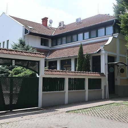 Готель Szlovak Panzio Бекешчаба Екстер'єр фото