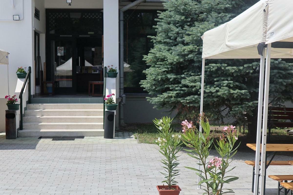 Готель Szlovak Panzio Бекешчаба Екстер'єр фото
